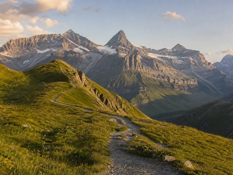 Alpiner Wanderweg zu Gipfeln im Morgenlicht